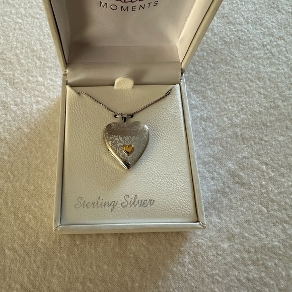 Treasured Moments Locket - Picture 2 of 5